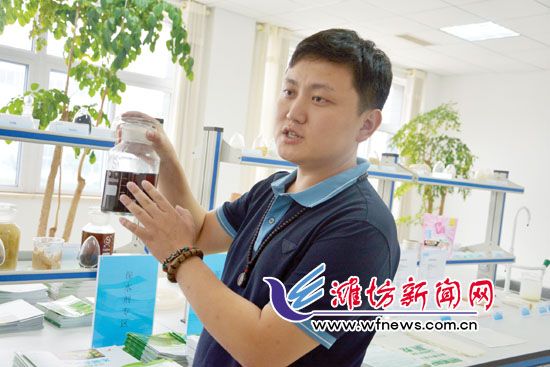 王曉凱正在介紹&ldquo;旱地寶&rdquo;的優(yōu)勢(shì)。